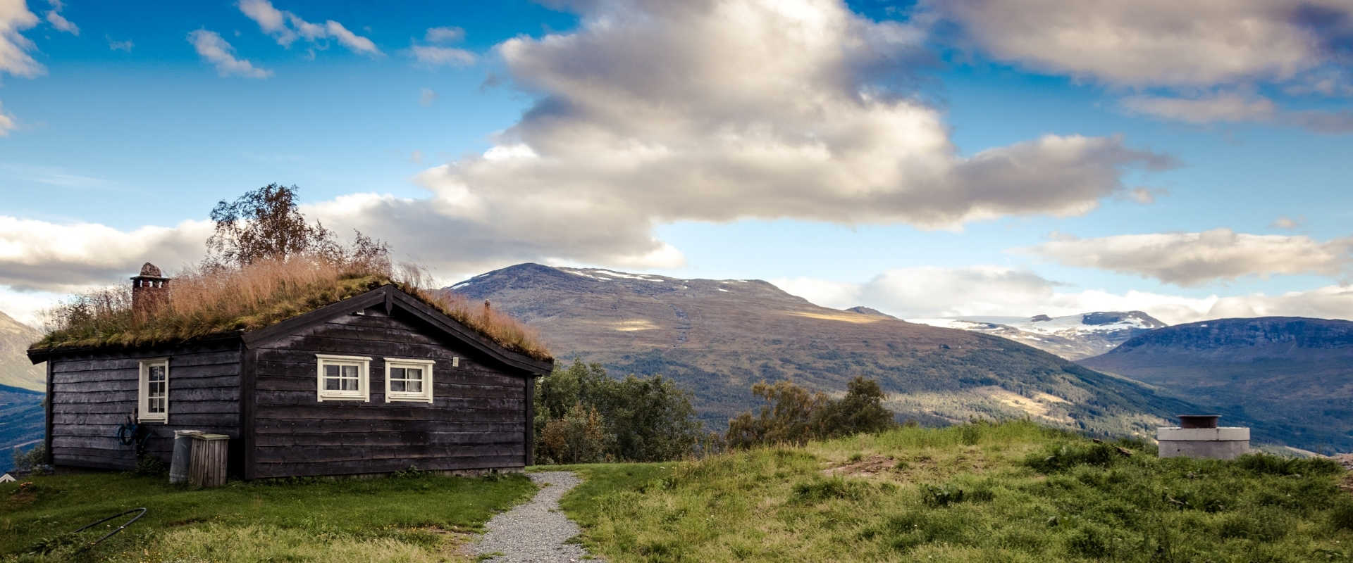 Liten hytte på et fjell
