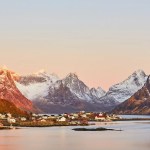 Hav og høye fjell.