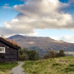 Sort hytte på et fjell